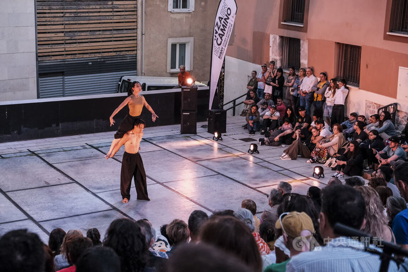 台灣舞蹈家絲釋民與游馨琁以共創舞作「KOWAW鷹」榮登西班牙「朝聖之路舞蹈節」大賽，沿路巡演19座歷史城鎮，21日晚間在終站布爾戈斯演出時感動全場，奪下觀眾票選第一名大獎。中央社記者胡家綺布爾戈斯攝 114年7月23日