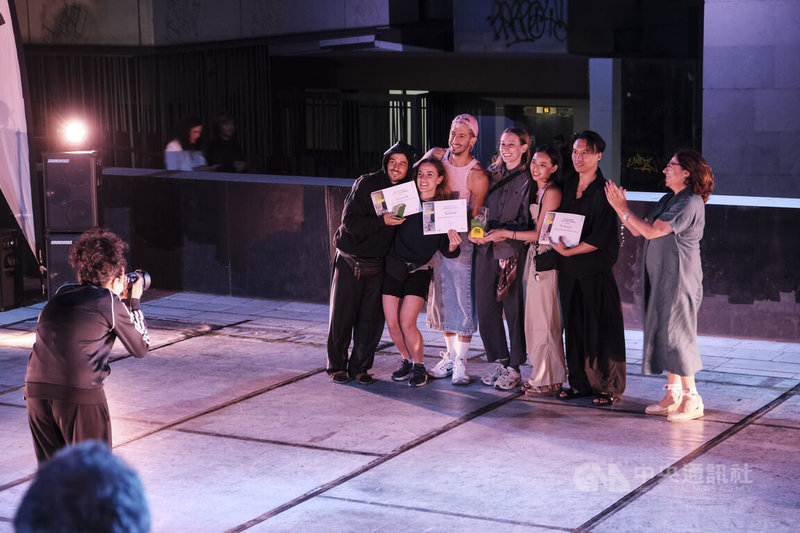 台灣舞蹈家絲釋民（右2）與游馨琁（右3）21日以共創舞作「KOWAW鷹」在西班牙布爾戈斯「朝聖之路舞蹈節」大賽中，與西班牙舞蹈團隊Marcat Dance舞成平手，共享觀眾票選首獎，3組競賽團隊在頒獎典禮合影。中央社記者胡家綺布爾戈斯攝 114年7月23日