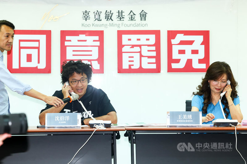 立委罷免案本週投票,辜寬敏基金會23日舉行「再拉一票 守住台灣」行動記者會,董事長王美琇(右)、民進黨立委沈伯洋(中)等人出席,以電話號召支持者為同意罷免案拉票。中央社記者王騰毅攝  114年7月23日