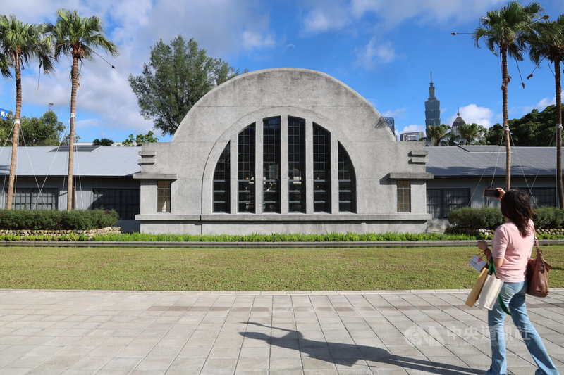 國家鐵道博物館首階段31日開館,將開放電工場、總辦公室、技工養成所等6處古蹟建築,從市民大道面向園區,可以看到員工澡堂完整建築立面。中央社記者張新偉攝 114年7月23日