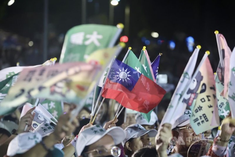 台北市議會民進黨團舉辦的「台北同意罷-中山松信場」23日晚在台北市榮星花園舉行,現場湧入數千民眾,揮舞旗幟與標語表達支持罷免立場。中央社記者王飛華攝114年7月23日