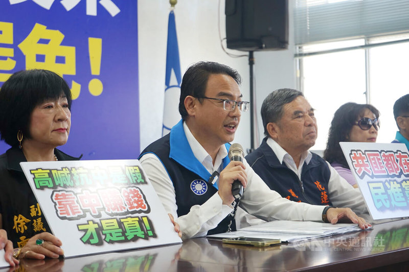 花蓮縣議會國民黨團23日舉行記者會,黨團發言人吳建志(左2)揭露,罷團「剷除黑芯」發言人小令(劉毓雯)具在中國經商背景,批「抗中保台」是假的,靠中賺錢才是真的。中央社記者張祈攝 114年7月23日