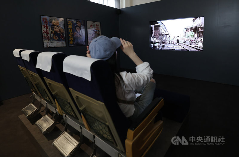 國家鐵道博物館將在7月31日第一階段開放,總辦公室展區展出的「移動與感動-鐵道上的文化與記憶常設展」,讓參觀民眾看見鐵道文化在影視中橫跨時代與類型;從早期黑白劇情片到現代彩色紀錄片,火車不僅是交通工具,更是象徵離別、追夢與時代變遷。中央社記者張新偉攝 114年7月23日