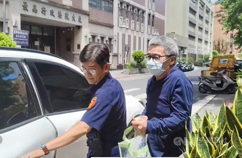 台北地院審理京華城案,21日裁定被告李文宗新台幣2000萬元交保,准予停止羈押,限制住居、限制出境、出海及配戴電子腳鐶。李文宗(右)23日辦保並完成配戴電子腳鐶後離開法院。中央社記者劉世怡攝 114年7月23日
