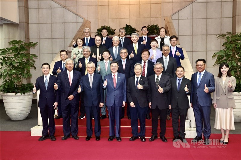 圖為行政院長卓榮泰(前排左4)22日在行政院主持行政院經濟發展委員會第2次顧問會議(創新經濟分組)。(中央社檔案照片)