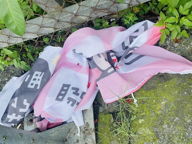 懸掛在集集鎮私有地「同意罷免」布條損毀,地主22日報案,南投縣警察局集集分局23日表示,報案人23日辦理撤銷告訴。(中央社檔案照片)