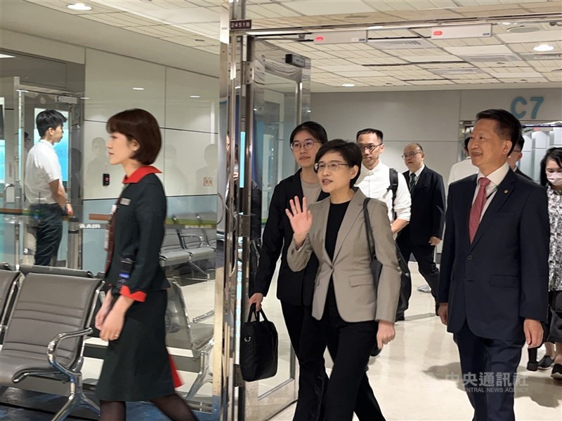 圖為負責對美關稅談判的行政院副院長鄭麗君（揮手者）7月12日清晨返抵台灣。（中央社檔案照片）