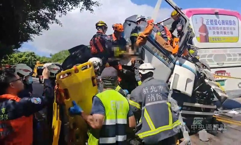 新北市萬里區中福路23日發生大貨車與國光客運的重大車禍,大貨車駕駛經警消搶救,才脫困送醫。(翻攝照片)中央社記者王鴻國傳真 114年7月23日