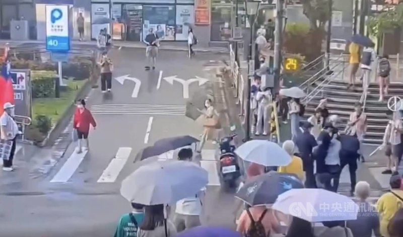 北市罷團「文山退葆」23日在萬芳醫院前宣講時,遇到不同意見的5旬林男叫囂和暴力攻擊,毀損宣傳看板,遭壓制過程還失控攻擊警方,隨即被依妨礙公務及選罷法逮捕偵辦。(翻攝照片)中央社記者黃麗芸傳真 114年7月23日