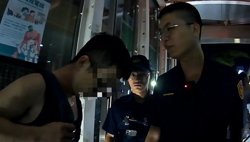 1名外籍男子22日在高捷美麗島站上廁所時驚覺遭偷拍，隨即追出去攔住涉案男子壓制。警方發現涉案何姓男子（左）為毒品通緝犯，全案依妨害秘密罪送辦，並另依程序解送歸案。（高市新興警分局提供）中央社記者洪學廣傳真  114年7月23日