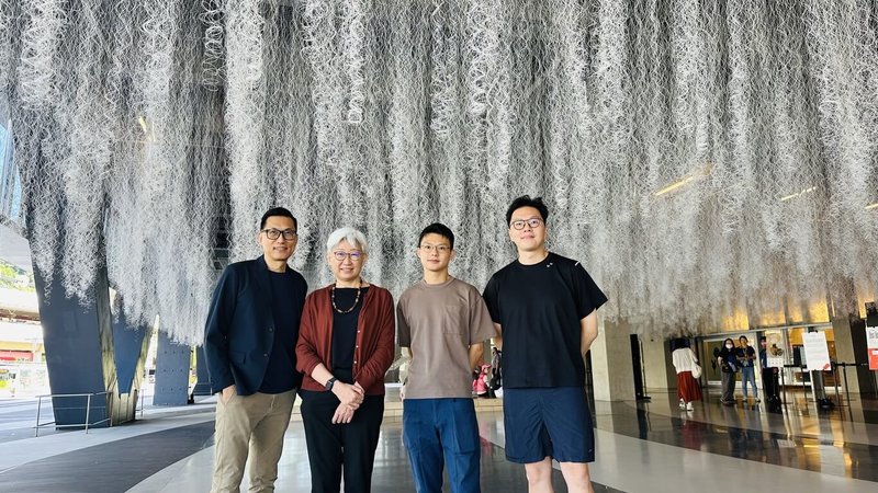 台北表演藝術中心正門廣場近期推出藝術家高德亮（右2）的公共藝術裝置「晚風」，高德亮與新媒體藝術家暨策展人王俊傑（左）、北藝中心董事長王文儀（左2）、「親．建築」計畫策展人黃偉倫（右）共賞作品成果。（北藝中心提供） 中央社記者趙靜瑜傳真　114年7月23日