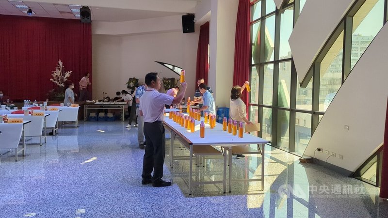 114年全國國產蜂蜜品質評鑑複評作業23日在台中舉辦,邀請產官學界共21人組成評鑑小組,進行色、香、味等3項感官品評。中央社記者蘇木春攝 114年7月23日