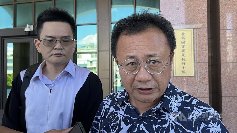 農業信保基金董事長賴坤成在臉書貼文，如花東罷免成功，將發起萬人遊花東並安排到挺罷商家；遭國民黨立委指控涉賄選；台東地檢署分案偵辦，23日傳訊賴坤成（右），他受訪表示，他號召萬人遊花東，是要振興花東觀光，何來賄選。中央社記者盧太城台東攝　114年7月23日