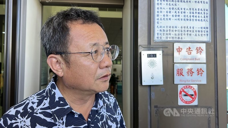 台東罷免案升溫,農業信保基金董事長賴坤成(圖)23日前往台東地檢署出庭時,指控國民黨立委黃建賓擔任大武鄉長時,疑為酒駕肇逃的張姓秘書關說。中央社記者盧太城台東攝 114年7月23日