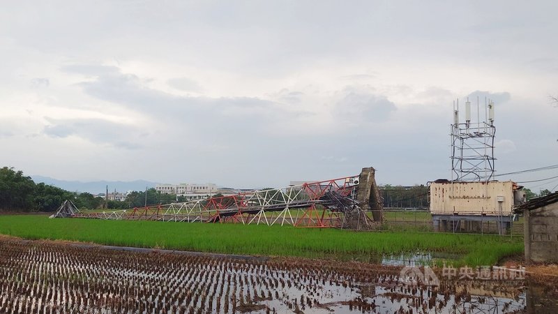颱風丹娜絲日前造成嘉義多處電信設備受損,民進黨立委蔡易餘說,經多日修復,網路訊號多已恢復,但這次風災凸顯台灣通訊體系在極端天災下脆弱性。中央社記者蔡智明攝 114年7月23日