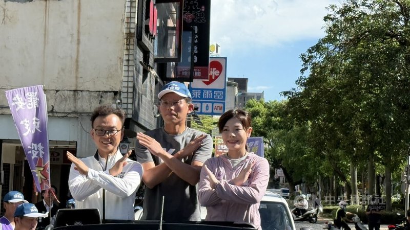 民眾黨主席黃國昌(前中)23日陪同遭停職的新竹市長高虹安(前右)、國民黨立委鄭正鈐(前左)掃街拜票,懇託民眾站出來投下不同意罷免。中央社記者郭宣彣攝 114年7月23日