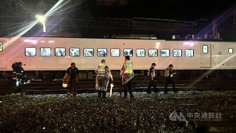 新北市瑞芳區瑞芳街鐵路平交道附近,23日晚間發生女子遭台鐵自強號252次列車撞擊,當場死亡,目前列車運行受影響,警方到場進行管制。(翻攝照片)中央社記者王鴻國傳真 114年7月23日