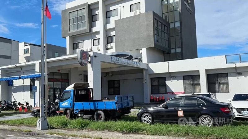 台東縣警察局台東分局一名女警騎乘一輛查扣的電動機車返回派出所時，遭民眾檢舉未戴安全帽。台東分局表示，依法舉發並予懲處，另將持續加強員警教育。中央社記者盧太城台東攝 114年7月23日