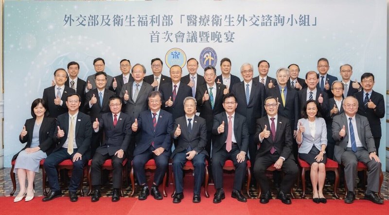 外交部長林佳龍(前排右4)22日與行政院秘書長龔明鑫(前排中)、衛生福利部長邱泰源(前排左4),在台北賓館召開「醫療衛生外交諮詢小組」首次會議,並與委員合影。(外交部提供)中央社記者楊堯茹傳真 114年7月23日