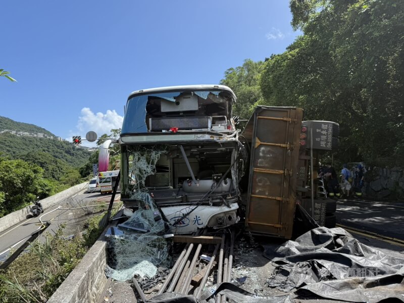 新北市萬里區中福路23日發生重大車禍,1輛大貨車疑失控撞擊對向的國光客運。(中央社)