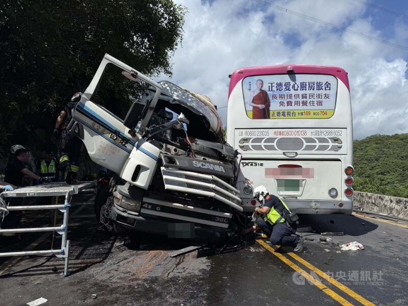新北市萬里區中福路23日發生重大車禍,1輛大貨車疑失控撞擊對向的國光客運。(中央社)