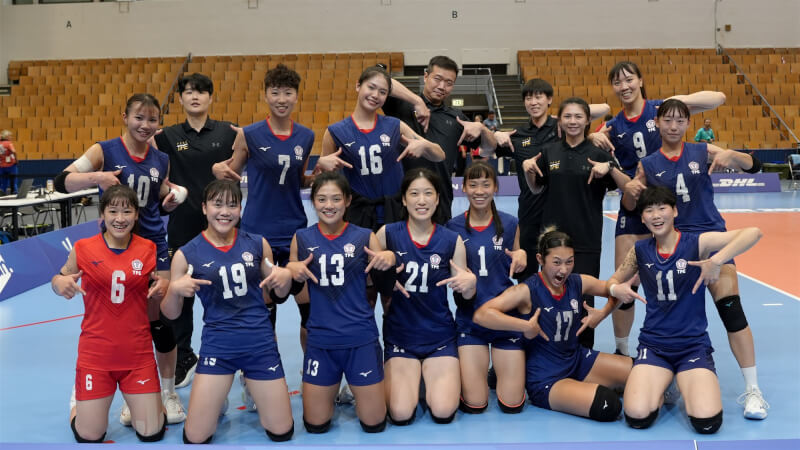 台灣女排22日在德國世界大學運動會以1比3不敵波蘭獲得第6名,總教練鄧衍敏(後排左2)驕傲表示,給所有球員「A」級的評價。圖為擊敗中國賽事照片。(大專體總提供)中央社記者黎建忠傳真114年7月22日