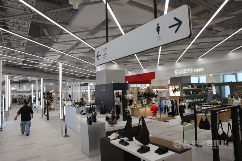 統一集團在台北市信義區打造的DREAM PLAZA商場23日下午舉行媒體預覽會,開箱內部空間,部分品牌也率先試營運。中央社記者趙世勳攝 114年7月23日
