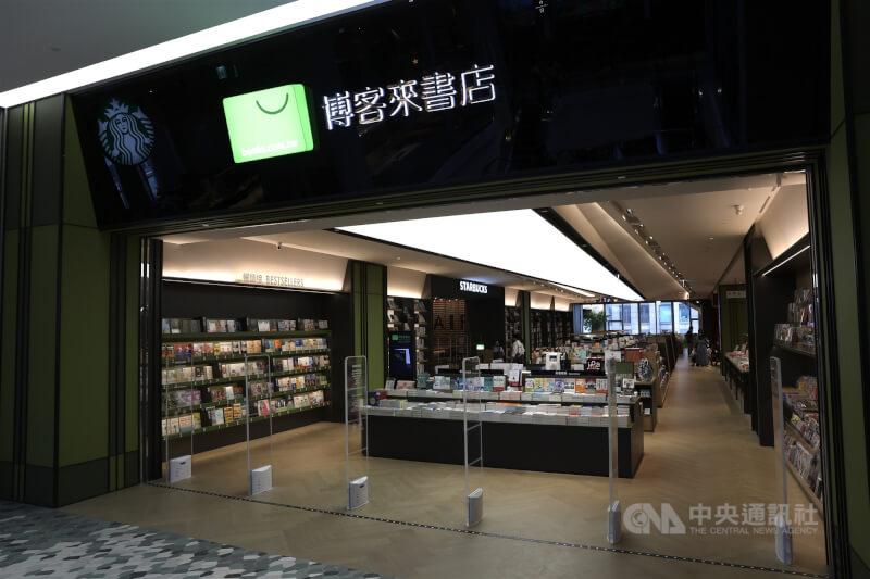 統一集團接手改造誠品信義店舊址的DREAM PLAZA商場預計25日開幕,23日開放媒體導覽,匯集逾3萬冊中外文書籍的博客來旗艦書店備受注目。中央社記者趙世勳攝 114年7月23日