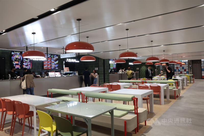 DREAM PLAZA與統一時代百貨樓層連通,匯集超過百家餐廳。中央社記者趙世勳攝 114年7月23日