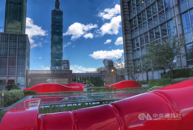 DREAM PLAZA頂樓空中花園可遠眺台北101大樓景緻。中央社記者趙世勳攝 114年7月23日