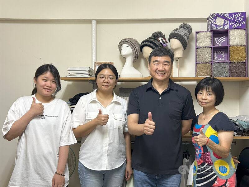 上比實業由熱愛登山、球類運動的陳詠霖(右2)與女兒陳盈呈(右3)共同創立,業務經理林庭安(右1)表示,上比早期供應太陽眼鏡、圍巾、手套等配件給本土美妝連鎖品牌,圖後牆上為當時風靡一時的魔術圍巾。中央社記者林孟汝攝 114年7月23日