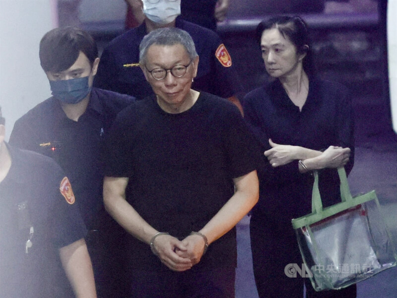 台北地方法院22日審理京華城案,提訊前台北市長柯文哲(右2)出庭。中央社記者張皓安攝 114年7月22日