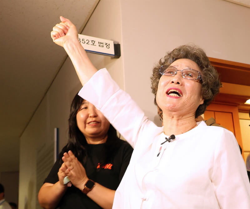 崔末子（前）61年前因捍衛自己免受性暴力遭判重傷害罪。（韓聯社）