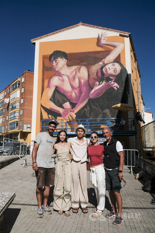 西班牙「朝聖之路舞蹈節」總監艾斯特班納茲（右1）將舞蹈藝術延伸至街頭藝術，邀請壁畫藝術家沙沙（左1），將台灣舞蹈家絲釋民（中）與游馨琁（左2）舞動的「鷹」姿，繪製在古城布爾戈斯市中心一棟民宅上，以巨幅壁畫生動保存來自台灣的舞蹈精神、以及跨越國界的文化連結。中央社記者胡家綺布爾戈斯攝 114年7月23日