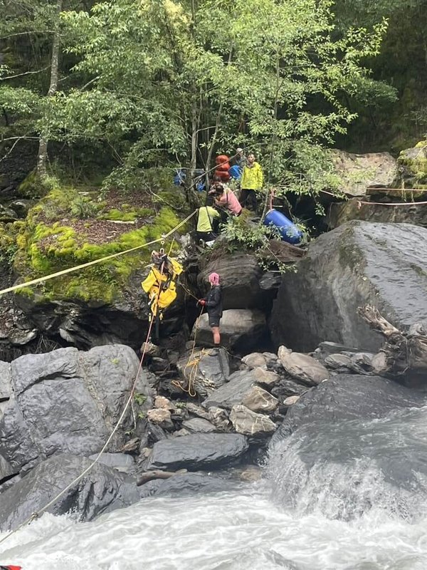 台中市和平區遠多志山前營地有2團共16名登山客，因連日下雨溪水暴漲受困無法下山，台中市消防局前往救援，22日上午將受困16人救出，並陪同撤退到登山口。（台中市消防局提供）中央社記者郝雪卿傳真  114年7月23日