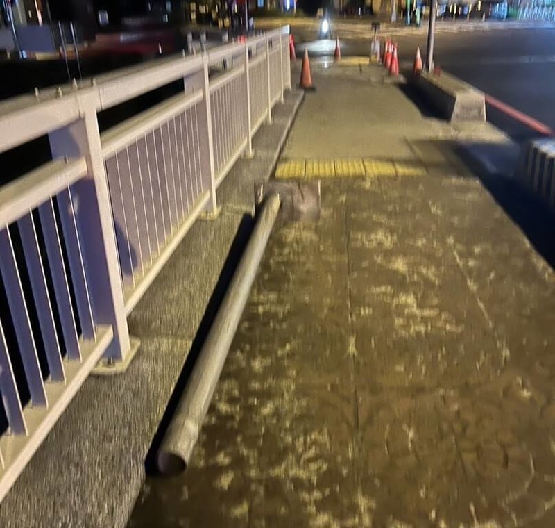 台中市1名女子22日晚間遭棄置人行道的鐵桿絆倒受傷。對此,台中市政府表示,獲報後已將鐵桿妥善移置並報警查辦,釐清來源及責任歸屬。(台中市政府提供)中央社記者郝雪卿傳真 114年7月23日
