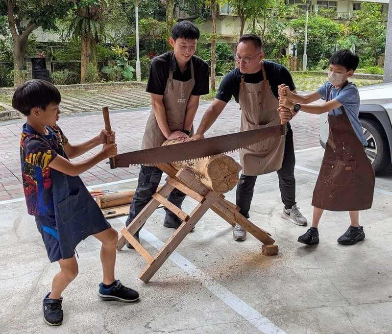 台北科技大學暑假攜手政大實小舉辦木工營隊，帶領國小學童以天然實木皮餘料親手製作實用蜂巢，為城市獨居蜂打造庇護所。（北科大提供）中央社記者許秩維傳真  114年7月23日