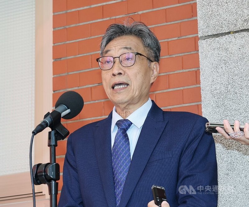 颱風丹娜絲重創南台灣,農漁業損失慘重,有雞農質疑蛋價本週應上漲,但政府顧及大罷免而緩漲。農業部長陳駿季(圖)23日在立法院受訪表示,蛋價是由市場機制決定,政府不可能、也做不到隨意讓物價停止上漲。中央社記者郭日曉攝 114年7月23日