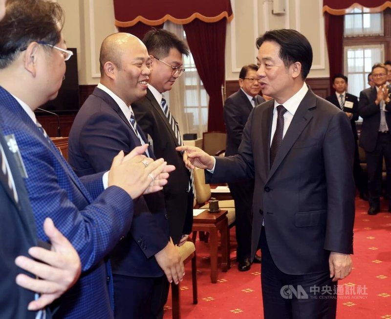 總統賴清德(前右)23日下午接見國際青年商會中華民國總會第73屆理監事暨全國首席代表,歡迎他們來到總統府。中央社記者張皓安攝 114年7月23日