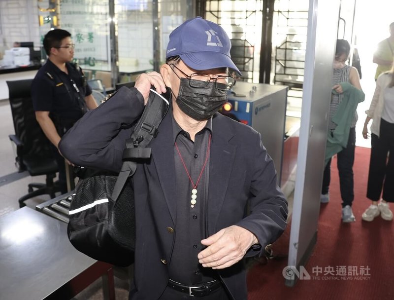 台北地方法院審理京華城案,前台北市副市長彭振聲(前)原本10日以證人身分出席,但妻子過世,改24日到庭。中央社記者趙世勳攝 114年7月24日