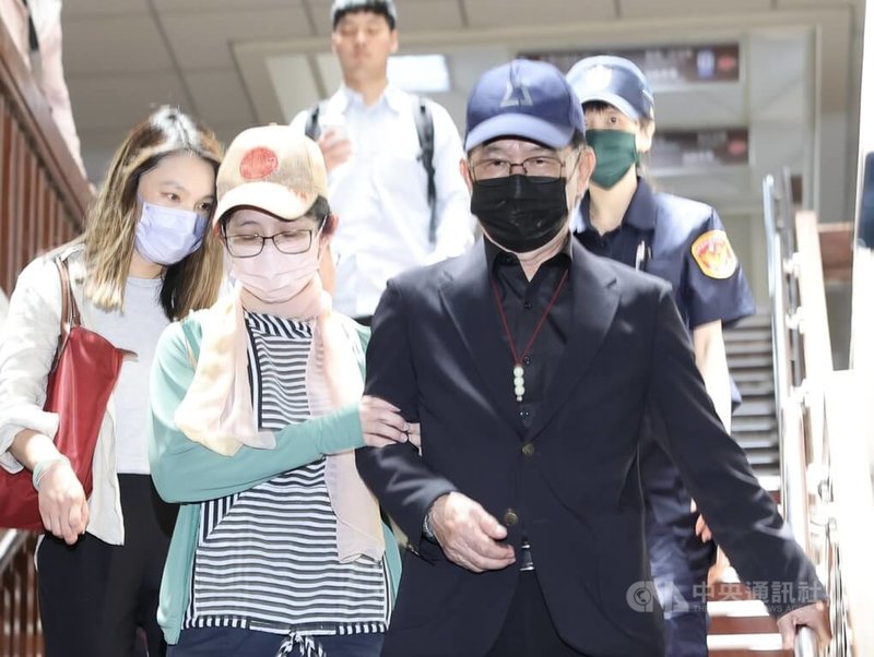 台北地方法院審理京華城案,前台北市副市長彭振聲(前右)24日以證人身分到庭,由於彭振聲妻子日前墜樓身亡,開庭時彭振聲情緒仍不穩定,改至9月2日出庭作證。中央社記者趙世勳攝 114年7月24日