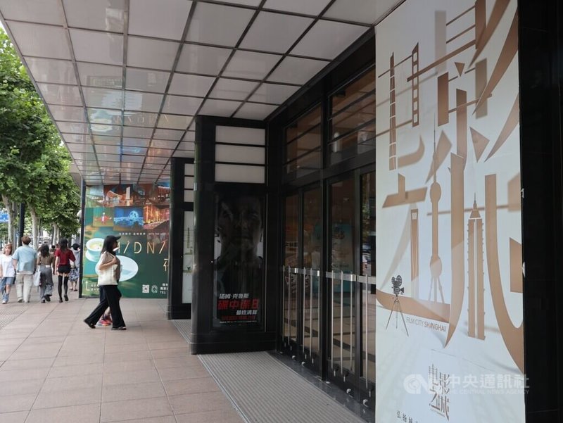 中國2025年上半年電影票房收入與觀影人次尚未恢復達COVID-19疫情前水準。圖為坐落於上海人民廣場附近的大光明電影院,一名消費者步入電影院,攝於7月19日。中央社記者李雅雯上海攝 114年7月24日