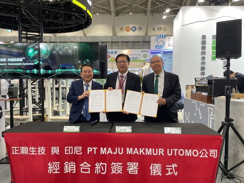 正瀚24日宣布與印尼經銷商PT MAJU MAKMUR UTOMO公司簽署年度經銷合約。左起為正瀚生技董事長吳正邦、農業部政務次長黃昭欽、印尼PT MAJU MAKMUR UTOMO公司主席SANOTO UTOMO。（正瀚提供）中央社記者何秀玲傳真 114年7月24日