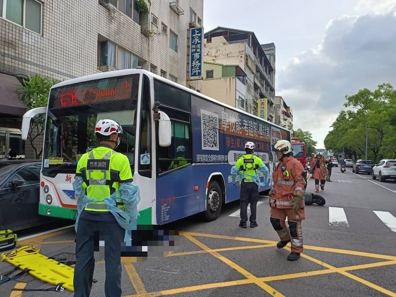 新竹市一輛公車24日下午行經學府路時，不明原因與騎乘機車的44歲張姓男子發生碰撞，消防局指出，救護人員到場後發現，張男受困於公車車底，隨即增派人車協助脫困，但已明顯死亡。（新竹市消防局提供）中央社記者魯鋼駿傳真　114年7月24日