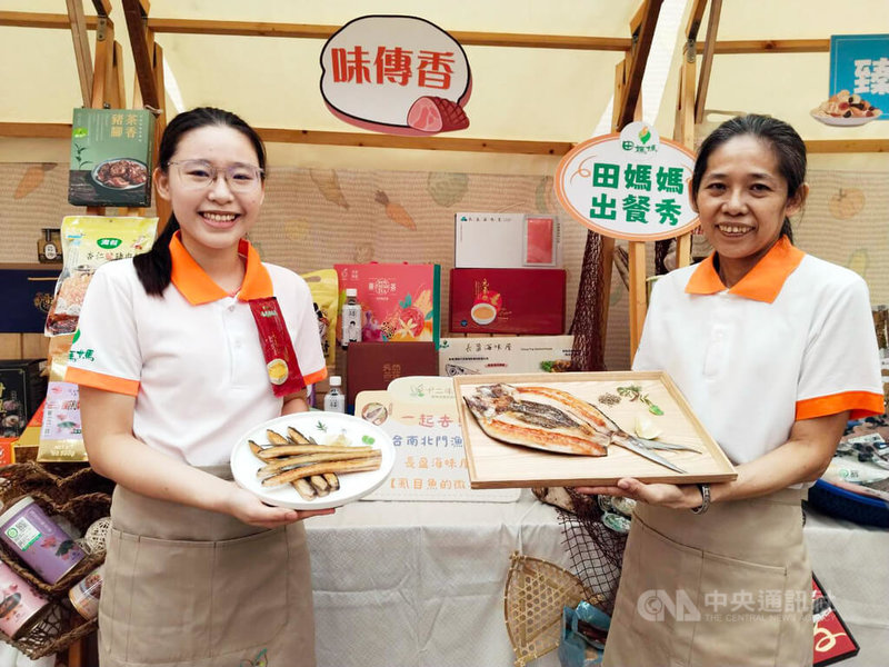 農業部24日舉行記者會,介紹第10年在台灣美食展設攤的「台灣農業館」,連續3年榮登米其林必比登推薦的「田媽媽長盈海味屋」,由第4代謝佳歆(左)與媽媽(右)一起經營,將在展場示範製作招牌料理「虱目魚菲力」。中央社記者汪淑芬攝 114年7月24日