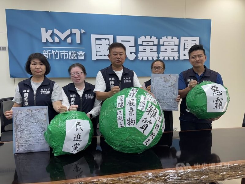 新竹市議會國民黨團24日召開記者會指出，竹市華德福實驗學校疑遭掩埋其他學校工程拆除廢棄物，相關學校工程均為巨佳營造承攬，呼籲檢方盡速調查。中央社記者魯鋼駿攝  114年7月24日
