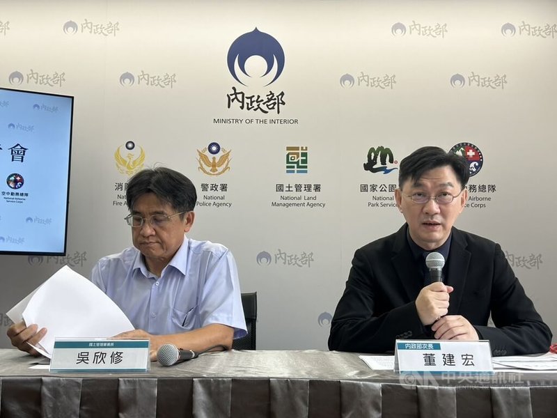 為鼓勵工班助災區復原,內政部次長董建宏(右)、國土署長吳欣修(左)24日出席內政部部務會報後記者會說明上工津貼補助金方案。中央社記者賴于榛攝 114年7月24日