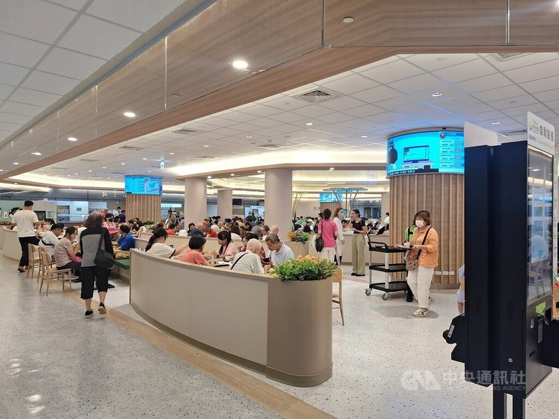 大成積極布局實體商場，旗下品牌「好食城」投資逾新台幣1.2億元，打造三軍總醫院美食街商場，24日正式開幕，共引進32家品牌門市。中央社記者何秀玲攝　114年7月24日