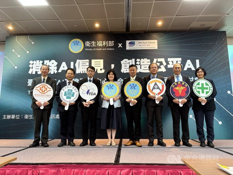 智慧醫療已是國際趨勢,衛福部2024年10月宣布成立負責任AI執行中心、臨床AI取證驗證中心及AI影響性研究中心,繼負責任AI執行中心後,24日正式啟動臨床AI取證驗證中心。中央社記者沈佩瑤攝 114年7月24日