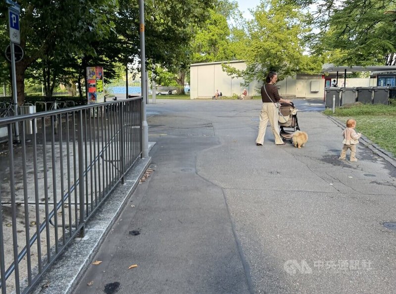 經濟條件不允許,自我實現是多數女性優先考量等因素,越來越多瑞士女性只願意生一胎。中央社記者郭芳君蘇黎世攝 114年7月24日